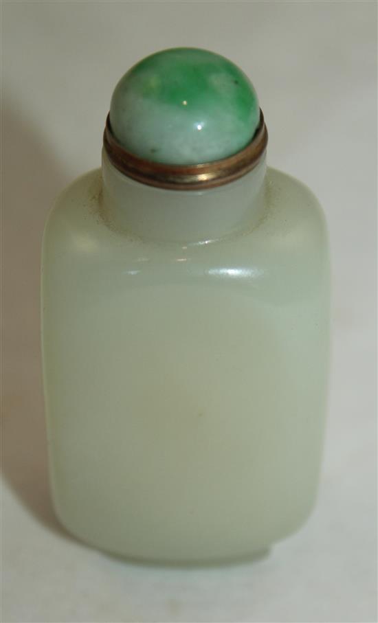 A Chinese pale celadon jade snuff bottle, 1800-1900, 7cm